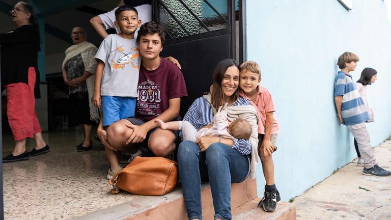 Rosa, con tres de sus hijos y un niño del barrio de Los Guido, en Costa Rica, donde viven