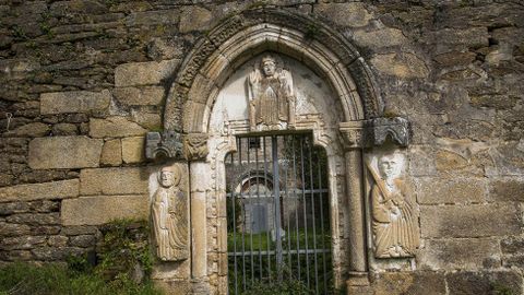 Una puerta del antiguo monasterio de San Paio