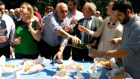 La corporación municipal, con el alcalde, Wenceslao López, al frente, prueba el bollu durante el Martes de Campo