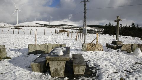 Numerosas personas se acercan estos días hasta el alto de A Gañidoira, en imagen, para ver la nieve