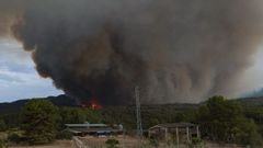 La columna de humo del incendio, vista desde el municipio de Sant Mart de Tous