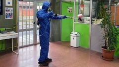 Labores de desinfeccin de un instituto de Gijn