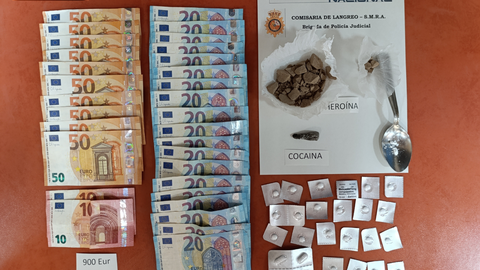 La Policía Nacional intervino unos 30 gramos de heroína, 900 euros en efectivo, varios comprimidos de metasedin, una balanza de precisión y distintos útiles utilizados para el tráfico de drogas en Ciaño