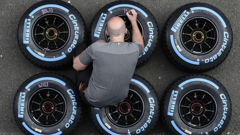 El tcnico de McLaren Formula 1 Team escribe sobre las ruedas antes del Gran Premio de Frmula Uno en el circuito de Spa-Francorchamps, en Spa