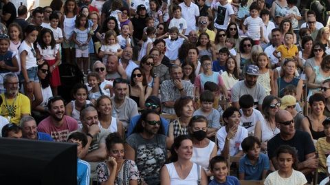 Niños y adultos en un espectáculo de las fiestas de Monforte en el 2022