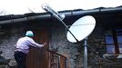 Los problemas con las telecomunicaciones son frecuentes en el municipio de Folgoso do Courel. En la imagen, una antena Wimax de Internet rural en una casa de la localidad de Visuña
