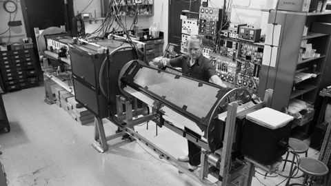 John Clauser con un experimento de mecánica cuántica para probar el teorema de Bell en Berkeley, California, EE.UU., el 7 de noviembre de 1975. Sus descubrimientos le valieron el Premio Nobel de Física en el 2022 por «abrir el camino hacia una nueva tecnología basada en la información cuántica».