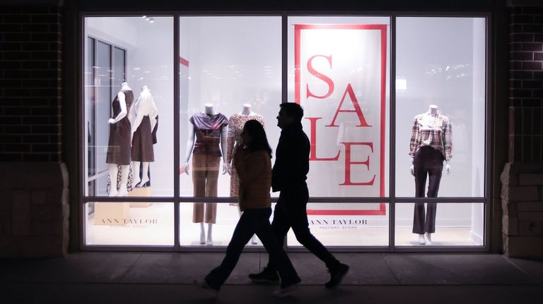 La OCDE insta a España a recortar las ayudas temporales y enfocarse en reducir el déficit