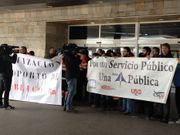Los empleados portaban dos pancartas contra la venta de la compa��a p�blica que gestiona los aeropuertos.