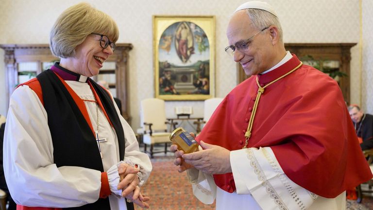 El papa se reúne por primera vez con la primada anglicana: «Sería un escándalo si no trabajamos para superar nuestras diferencias»