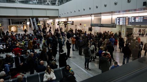 Caos en la zona de llegadas del aeropuerto de Santiago por vuelos retrasados o cancelados