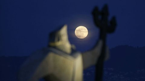 La Luna Rosa, fotografiada entre la escultura del Fisgn en Moaa