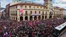 La plaza del Ayuntamiento de Oviedo se ha quedado pequea en la concentracin del 8M
