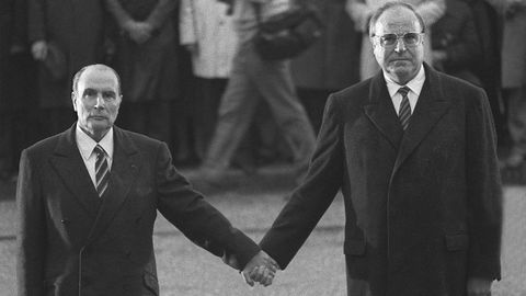 Junto a Francois Mitterrand, presidente de Francia. 