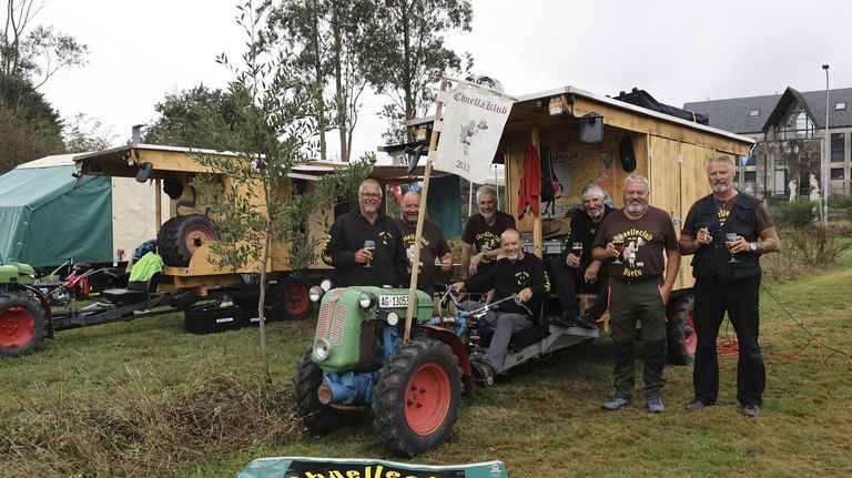 Los siete peregrinos hicieron el recorrido desde Suiza hasta Santiago en tres chimpines, cada uno con su remolque.