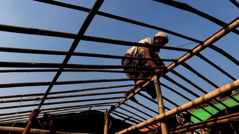 Un refugiado rohingya reconstruye una cabaa en Bangladesh