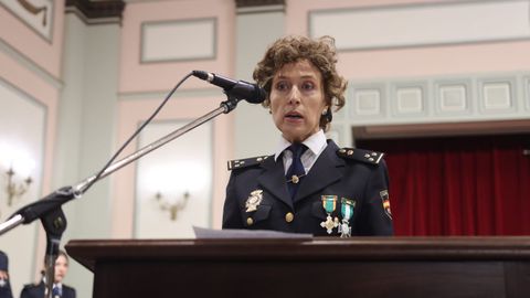 La jefa de la Unidad de Extranjería de la comisaría lucense recitó el poema «alas azules».