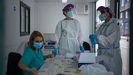 Personal sanitario realizando test para diagnosticar el covid-19 en el autocovid del Ventorrillo, en A Coruña