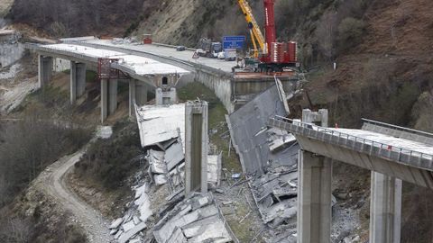 Trabajos de demolición de los viaductos de O Castro, en la A-6