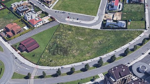 Parcela triangular donde se ubicará la nueva residencia geriátrica, entre la iglesia y una residencia de estudiantes, en el barrio de Montecerrao de Oviedo (calles Langreo y Aller)