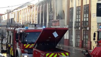 Imagen de los bomberos ante la discoteca que ha sufrido un incendio en Murcia