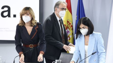 Los tres ministros antes de la rueda de prensa, de izquierda a derecha: Pilar Alegría (Educación), Joan Subirats (Universidades) y Carolina Darias (Sanidad)