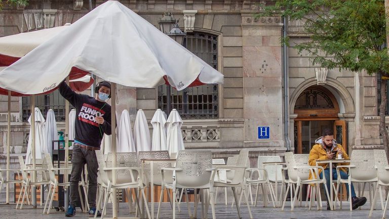 Un hombre toma un café en una terraza del centro de Oviedo