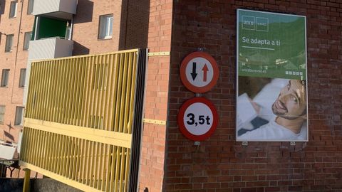 Uno de los nuevos carteles en los accesos de la UNED Ourense