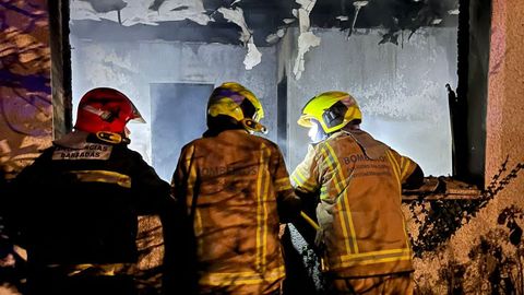 Protección Civil de Barbadás, Bomberos del Polígono y GES fueron movilizados para intervenir en el incendio.