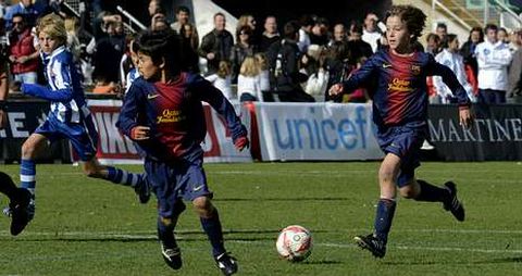 Nicolás conduce el balón durante la final infantil de la Fair Play Cup que el Barcelona disputó contra el Espanyol.