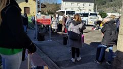 Los pasajeros del Alvia Galicia-Barcelona a la una y media de la tarde en la estacin de San Clodio, a la espera de subir a los autobuses en los que iban a seguir su viaje