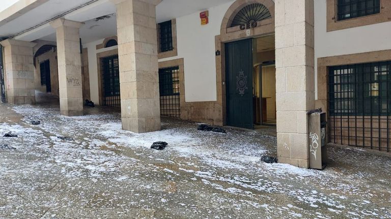 Restos tras la protesta de los trabajadores de la limpieza ante la sede de la CEO en Ourense.