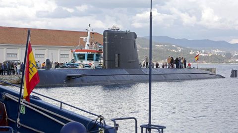 Submarino Tramontana atracado en la Escuela Naval de Marn