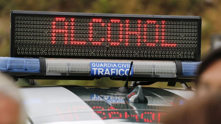 Acepta 31 días de trabajos comunitarios un infractor reincidente que acabó ebrio en una cuneta de San Cibrao