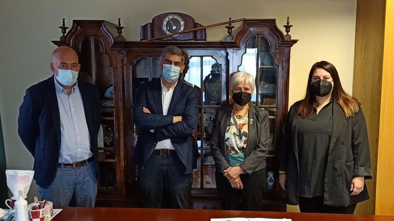 Javier Gato (responsable de la fábrica de Entrepinares de Vilalba), José Manuel García (consejero delegado de Entrepinares), Elba Veleiro (alcaldesa de Vilalba) y Vanesa Siso (concejala de Cultura de Vilalba), en la firma.