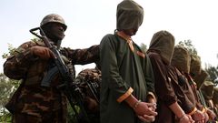 Soldados afganos muestras a acusados de planear ataques contra el Gobierno y las fuerzas afganas
