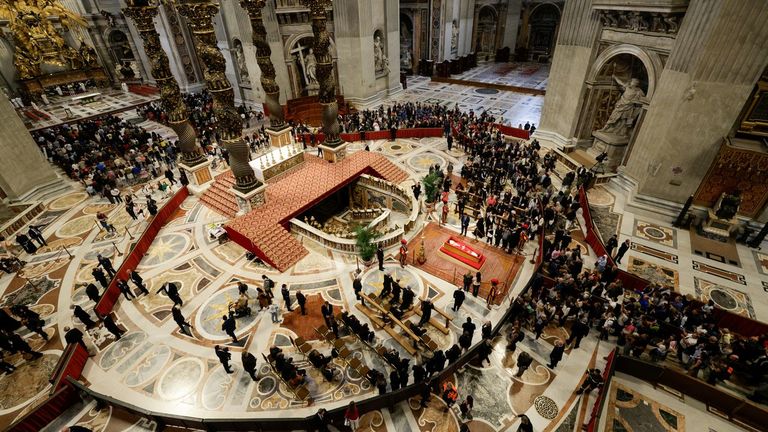Los fieles que han podido entrar en la basílica de San Pedro para rendir el último homenaje al papa Francisco