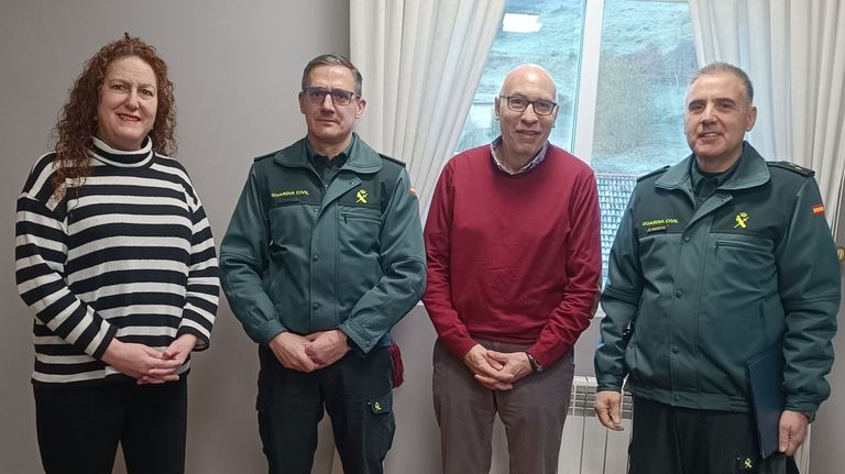 El alcalde y la teniente alcalde de Barbadás, Xoxé Carlos Valcárcel y Victoria Morenza, se reunieron con el jefe de personal de la Comandancia, José Benito Fernández Santamarina, y el jefe de la Compañía de Ourense, Jesús Viaño Calviño.