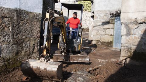 Los trabajos con maquinaria pesada para retirar el lodo en Infesta comenzaron por la maana