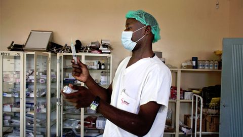 Uno de los profesionales sanitarios formados por Amref en África