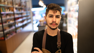 La mirada gen Z es una expresin neutra que adoptan muchos jvenes en lugar de sonrer.