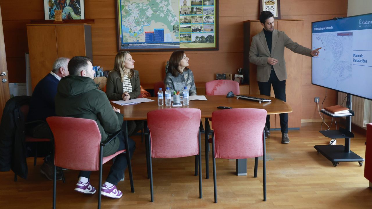 Departamento de costureras del Complejo Universitario de Ferrol.La conselleira de Medio Ambiente (sentada, a la derecha), este mi�rcoles en Cabanas, junto al alcalde (de pie)