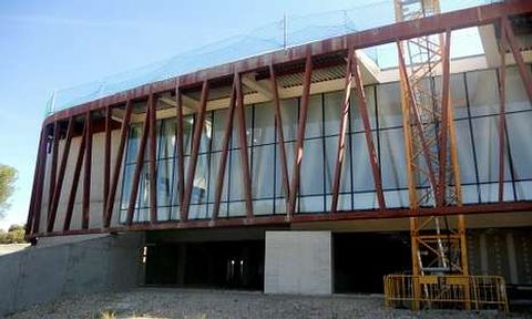 La sede de la universidad est en la calle Monte Pilar de Majadahonda, junto a la estacin de ferrocarril.