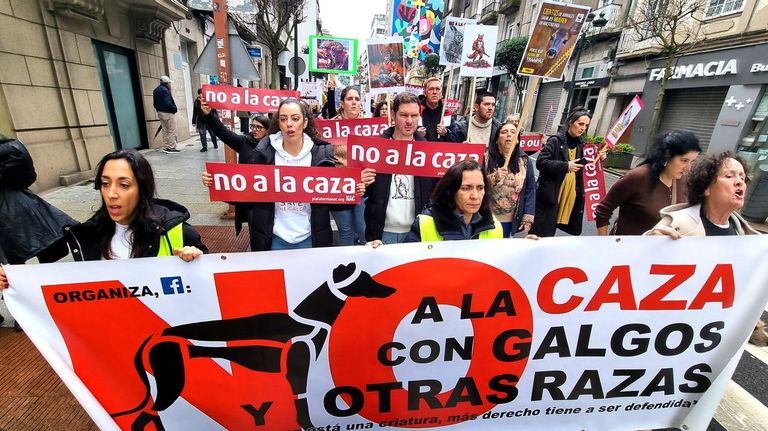 Cientos de personas protestan en Vigo contra la Ley de Bienestar Animal por excluir a los perros de caza