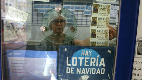 Las administraciones de la ciudad ya cuelgan su cartel de Lotería de Navidad desde julio ante el interés de los turistas.