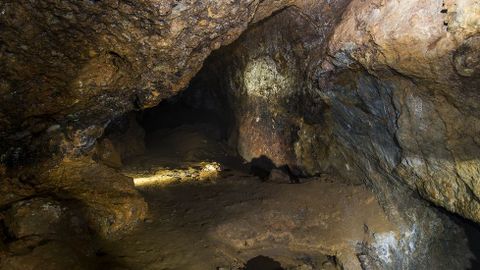 La cueva fue sucesivamente ampliada por los mineros en busca de mineral de hierro