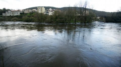 Inundaciones en la provincia de Ourense.La crecida del Avia obligó a cortar la Ou-352 entre Ribadavia y Arnoia, a la altura de A Foz