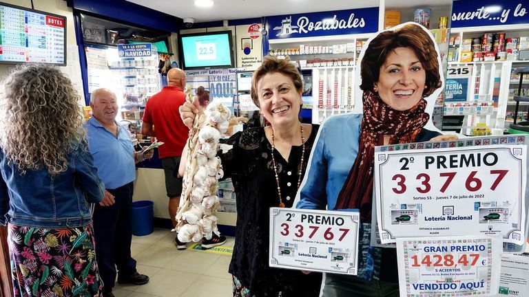 Clara Millán, en plena venta de la lotería de Navidad el pasado mes de agosto