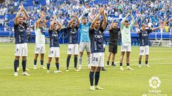 Los jugadores del Oviedo, con Lucas Ahijado al frente, celebran junto a la aficin el triunfo ante el Legans