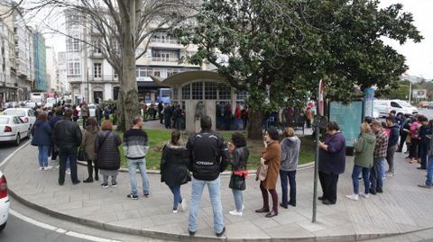 Colas rodeando la plaza de Ourense esta maana 
